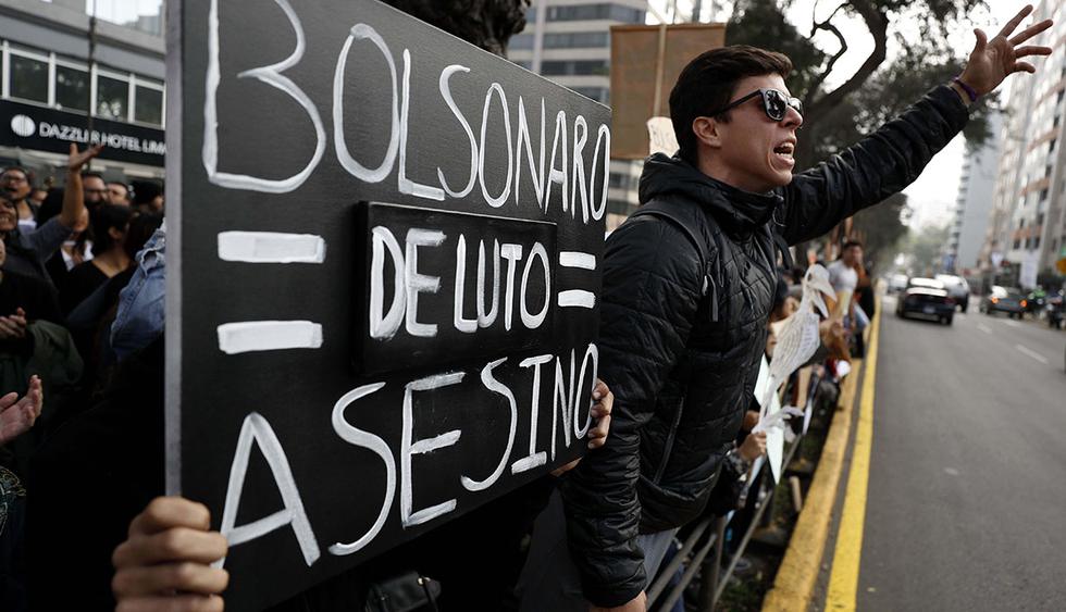 Protestas en la embajada de Brasil en Lima por los incendios en la Amazonía. (Foto: EFE)