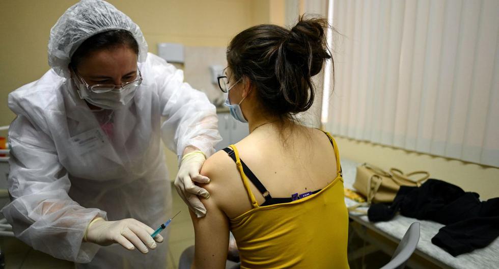 Una enfermera que lleva una mascarilla procede a la vacunación contra la enfermedad del coronavirus (COVID-19) con la vacuna Sputnik V en una clínica de Rusia. (Foto de Kirill KUDRYAVTSEV / AFP).