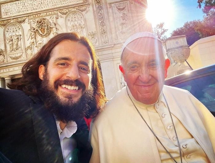El actor de Jesús, Jonathan Roumie, se tomó una foto con el Papa Francisco. (Foto: @jonathanroumieofficial/Instagram)