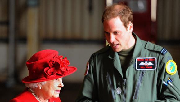 La reina Isabel II del Reino Unido está 'muy preocupada' por el príncipe Guillermo, Catalina y los niños que vuelan en helicópteros. (Foto: AFP)