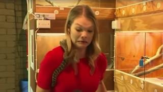 Una serpiente asusta a reportera mientras realizaba un reportaje 