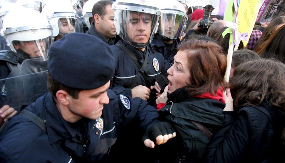 Las autoridades turcas habían autorizado una concentración en una plaza en la céntrica calle Istikal, pero no que las manifestantes abandonaran el lugar. (Foto: EFE)