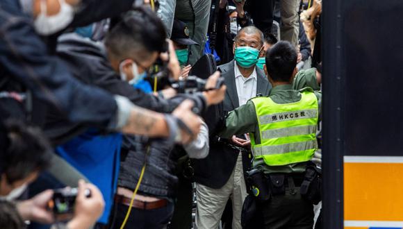 El magnate de los medios a favor de la democracia de Hong Kong, Jimmy Lai, abandona el Tribunal de Apelación Final después de que se le negara la fianza en Hong Kong el 9 de febrero de 2021. (Foto de ISAAC LAWRENCE / AFP)