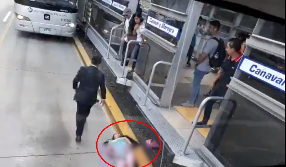 Mujer cayó en vía tras quedar atascada en bus