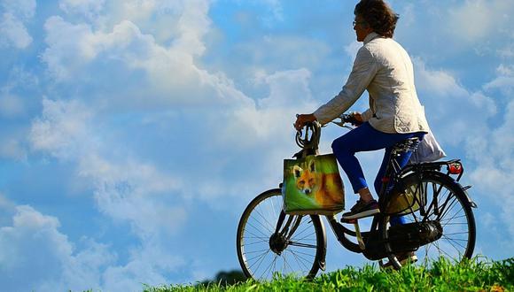 Andar en dos ruedas o montar bicicleta es para muchos uno de sus deportes favoritos, y es que este vehículo resulta positivo por donde lo veamos. (Foto: Pixabay)