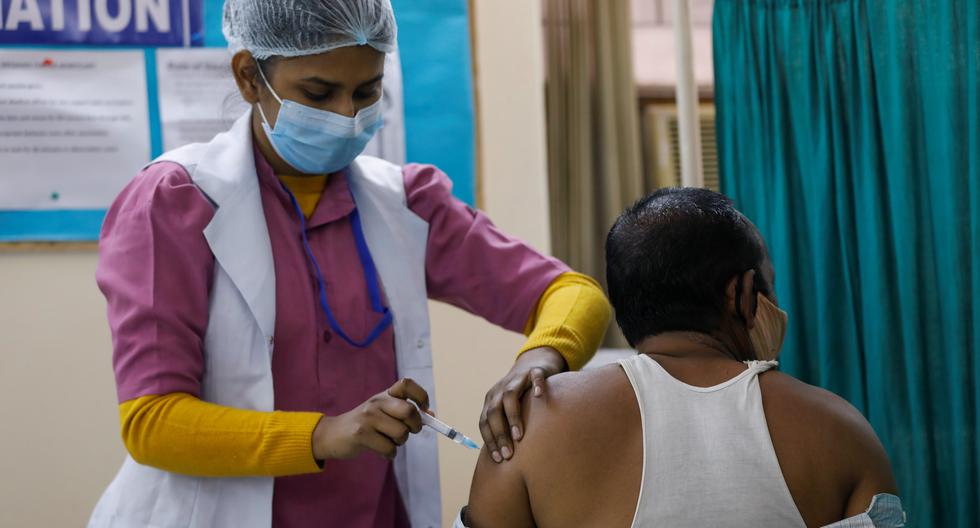 La India ha administrado desde el pasado enero 256 millones de vacunas, 225 millones de ellas de Covishield, y 31 millones de Covaxin. (REUTERS/Adnan Abidi).