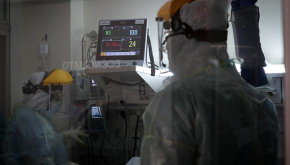 Enfermeros del Centro de Tratamientos intensivos (CTI) del hospital privado Casmu atienden a pacientes COVID-19, en Montevideo (Uruguay). EFE/Raúl Martínez/Archivo