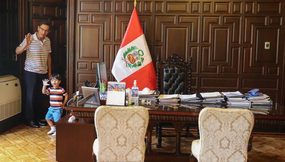 Además del saludo de los peruanos, el presidente Martín Vizcarra recibió la visita de su nieto el día de su cumpleaños. (Twitter)