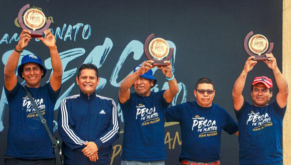 Los ganadores del Primer Campeonato de Pesca de Plástico en Pucusana recibieron apoyo económico y educativo. Foto: Difusión