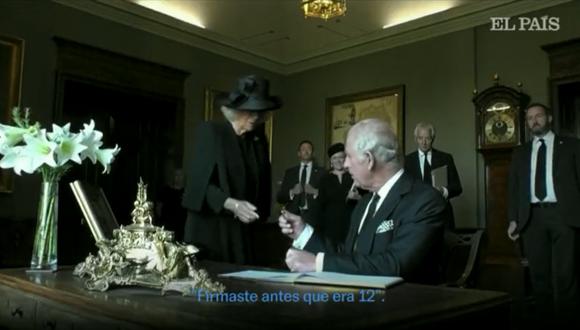 El rey Carlos III pasó un momento incómodo al mancharse las manos con la tinta del bolígrafo. (Foto: Captura de video).