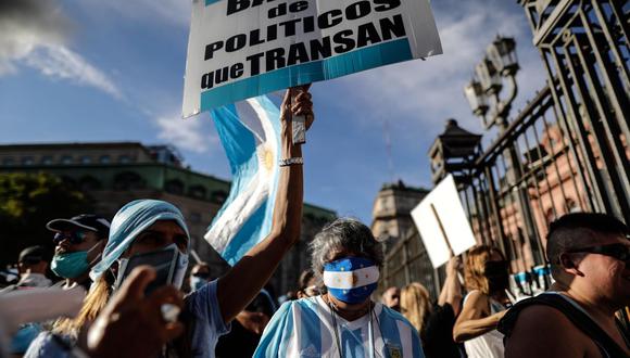 Manifestantes protestan contra el Gobierno, en medio de la fuerte polémica tras conocerse que se habían vacunado con privilegios diversas figuras cercanas al poder, hoy, en la Plaza de Mayo, en Buenos Aires (Argentina). (EFE/ Juan Ignacio Roncoroni).