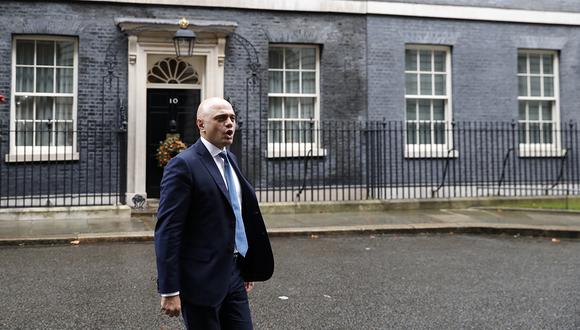 El canciller británico de Hacienda, Sajid Javid, camina por Downing Street en el centro de Londres. (Foto: AFP)