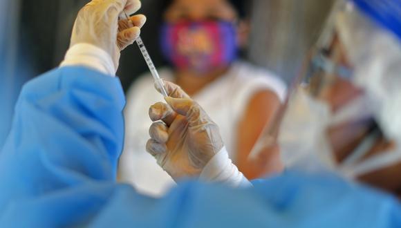 El proceso de vacunación  continúa su rumbo en Perú. (Foto: AFP)