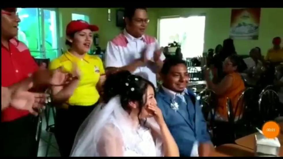 Una pareja celebró su boda en una pollería de México. La historia se volvió viral y enterneció a miles de usuarios. (Facebook)