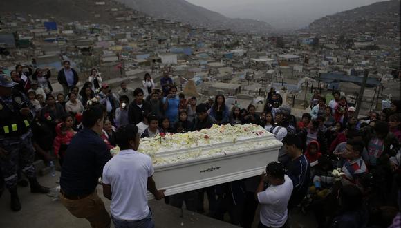 Eyvi Ágreda, víctima de feminicidio, fue enterrada hoy en medio de protestas contra la violencia hacía la mujer. (Luis Centurión/Perú21)