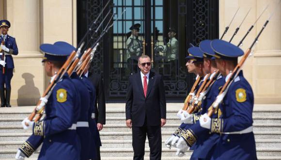 El presidente turco, Tayyip Erdogan, revisa a un guardia de honor durante una ceremonia de bienvenida en Bakú, Azerbaiyán. (Foto referencial: Reuters)
