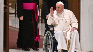 Papa Francisco aparece en silla de ruedas debido a su dolor de rodilla