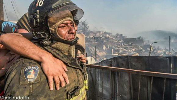 El bombero Juan Carlos Espinoza lo perdió todo en el incendio de Valparaíso. (Fidel Rudolffi)