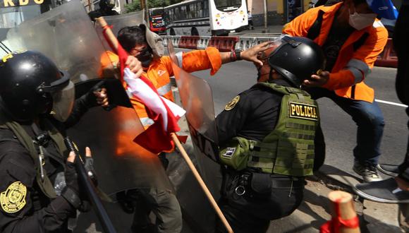 Agentes de la Policía Nacional forcejeraron con trabajadores de Las Bambas en la Av. Abancay. (Alessandro Currarino / @photo.gec)