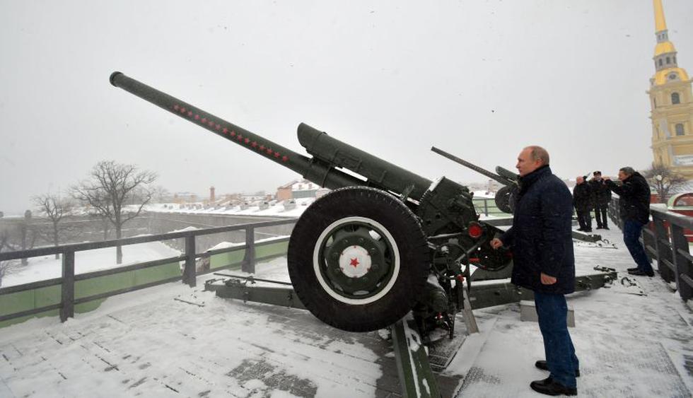Vladimir Putin disparó un cañón durante la Navidad rusa.&nbsp;(Foto: Reuters).
