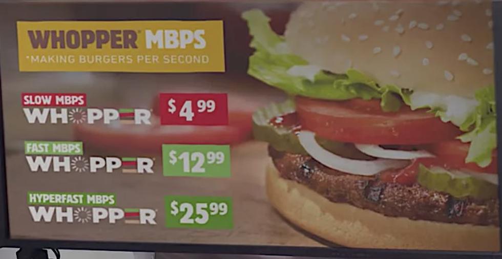 El restaurante de comida rápida publicó un anuncio este miércoles en donde vende la hamburguesa 'Whopper' a diferentes precios, ajustando su costo de acuerdo al tiempo que los consumidores pueden esperar para comérsela. (Captura)