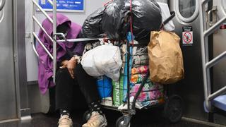 Coronavirus: Personas sin techo duermen en el metro vacío de Nueva York | FOTOS