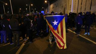 España: Cortes en vías de Cataluña en protesta contra la reunión del gobierno español