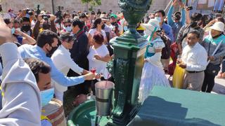 Instalan pileta con más de 200 litros de vino en la Plaza de Armas de Moquegua