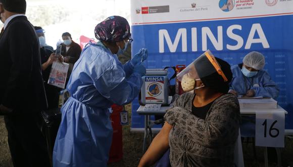 Hoy se inició la inmunización a los adultos de 52 y 53 años de edad. (Foto: Violeta Ayasta/@photo.gec)