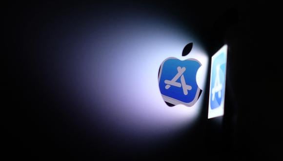 Esta fotografía ilustrativa muestra el logotipo de la tienda de aplicaciones de Apple reflejado desde un iPhone. (Foto: Chris DELMAS / AFP)