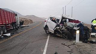 Arequipa: Dos fallecidos y dos heridos deja el choque de un camión y un auto