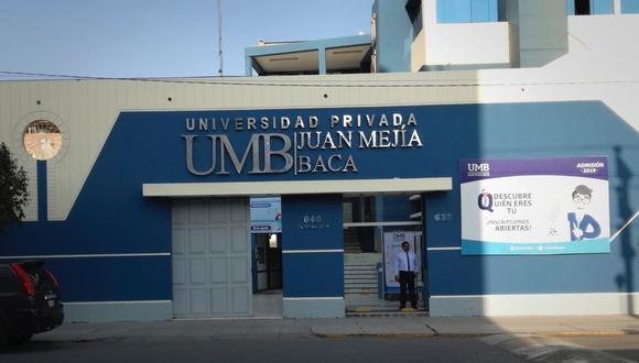 La primera institución superior que no obtuvo su acreditación es la Universidad Privada Juan Mejía Baca, ubicada en la ciudad de Chiclayo y con una población de 546 alumnos.