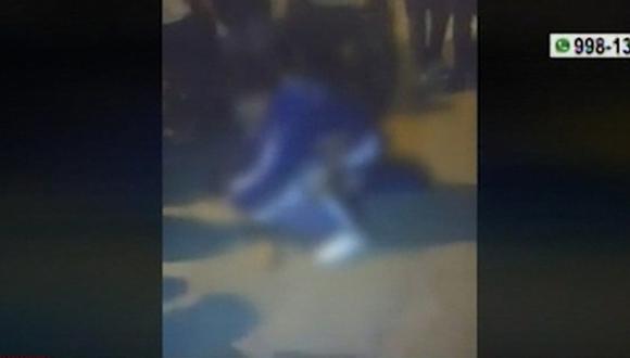 La violenta pelea fue registrada por unas estudiantes. (Foto: Captura/América Noticias)