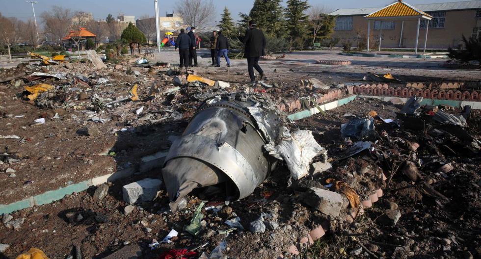 Los equipos de rescate trabajan entre los escombros después de que un avión ucraniano que transportaba a 176 pasajeros se estrelló cerca del aeropuerto de Teherán. (AFP)