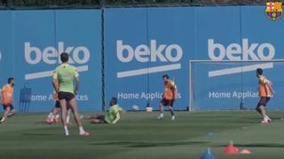 Arturo Vidal fue dejado en el suelo tras ‘camotito’ en práctica del Barcelona [VIDEO]