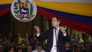 Juan Guaidó pide retomar las protestas en un regreso a Venezuela entre golpes | VIDEO