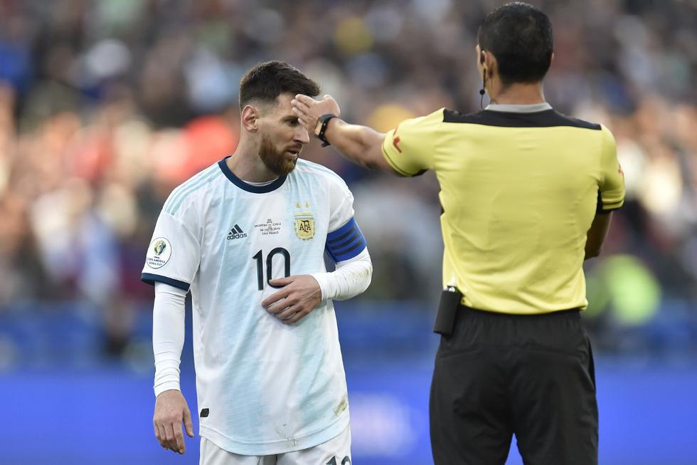 Messi fue expulsado por un altercado con Gary Medel en el Argentina-Chile de la Copa América y reclamó que no se haya usado el VAR para corregir la decisión. (Foto: AFP)