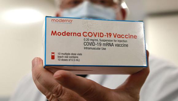 La empresa también está llevando a cabo ensayos clínicos con tres refuerzos diferentes de COVID-19. (AFP / SEBASTIEN BOZON)