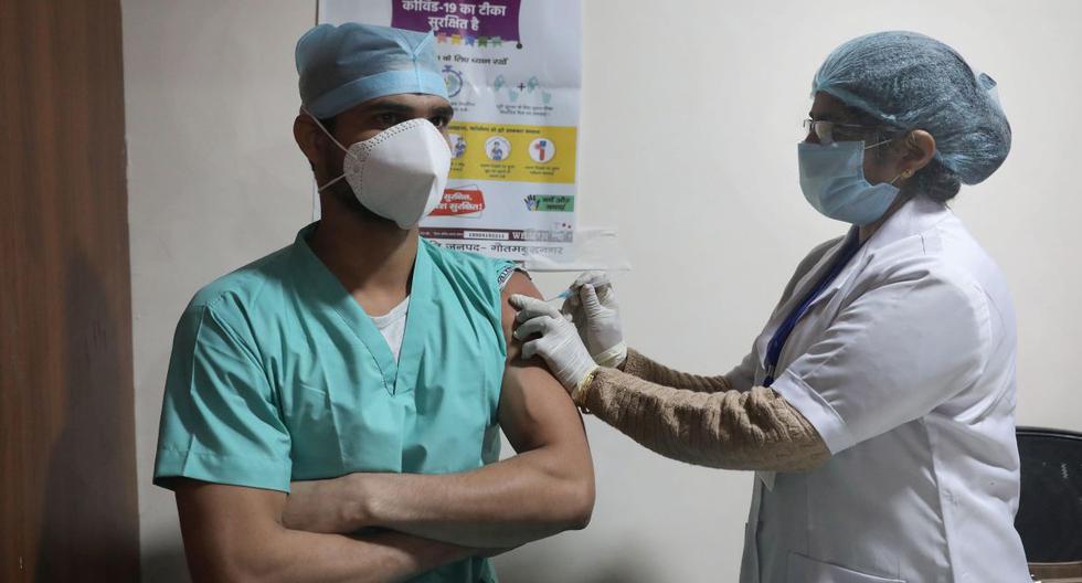 Un trabajador de la salud recibe una primera dosis de la vacuna contra el coronavirus en el Hospital de Super Especialidades Yatharth cerca de Nueva Delhi, India, el 22 de enero de 2021.  (EFE/EPA/HARISH TYAGI).