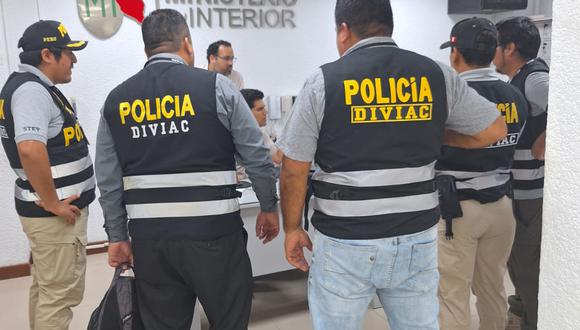SORPRESA. Agentes llegaron a la oficina del ministro Víctor Torres. Foto: Fiscalía.