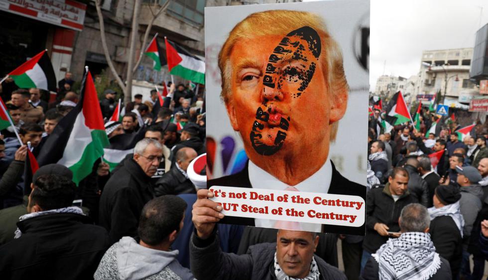 Miles de palestinos rechazaron este martes el plan de paz de Estados Unidos en la ciudad cisjordana de Ramala, en una masiva protesta convocada horas antes de que el presidente palestino, Mahmoud Abás, intervenga en la ONU. (Reuters).