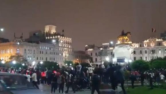 Esta noche se originó un disturbio entre los hinchas de Universitario de Deportes con agentes de la Policía Nacional (PNP). (Foto: Captura Twitter/@rodolfohuaman7)