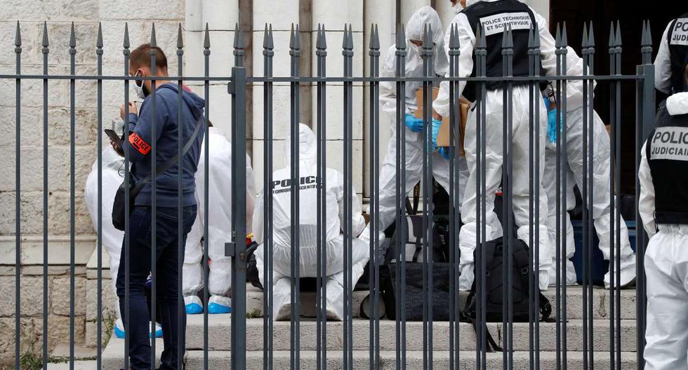 Especialistas forenses inspeccionan el lugar de un ataque con cuchillo en la iglesia de Notre Dame en Niza, Francia, el 29 de octubre de 2020. (EFE/EPA/ERIC GAILLARD).