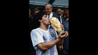 ¡El fútbol lo celebra! Diego Maradona está de cumpleaños [FOTOS]