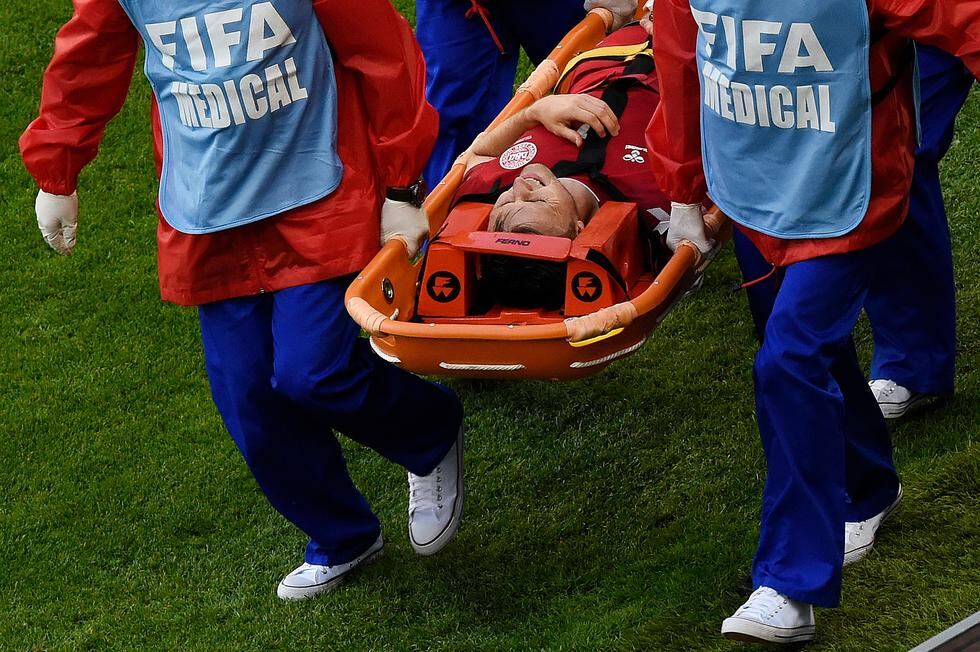 Perú vs. Dinamarca: Kvist, el jugador danés que salió grave de la cancha tras choque con Farfán. (AFP)