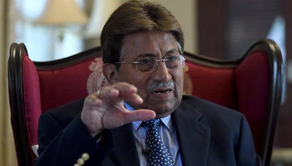 El exgobernante militar de Pakistán, el general Pervez Musharraf, hace un gesto durante una entrevista con AFP en Karachi. (Foto: AFP/Archivo)