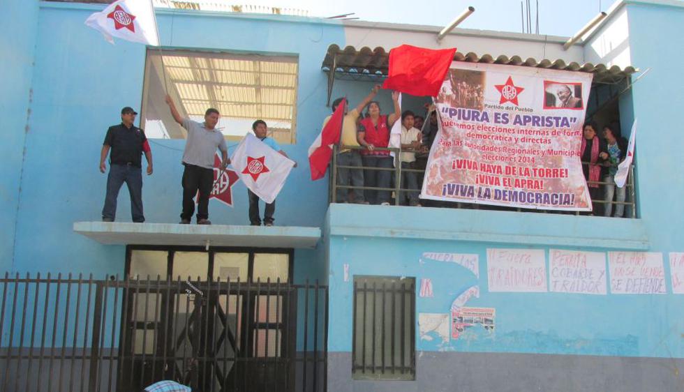 Militantes apristas de la facción del secretario regional de Piura, César Trelles, se atrincheraron en el local partidario. (Johnny Obregón)