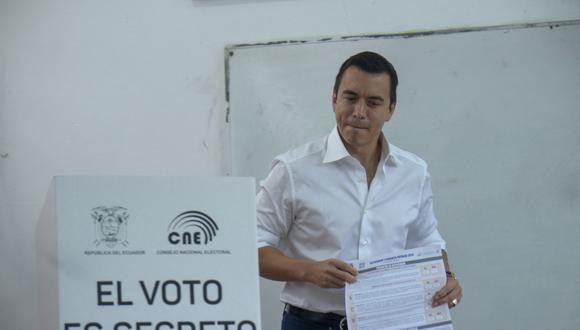 El presidente de Ecuador, Daniel Noboa, vota en un colegio electoral en Olón, provincia de Santa Elena, el 21 de abril de 2024, durante un referéndum y consulta popular. (Foto de Gerardo MENOSCAL/AFP).