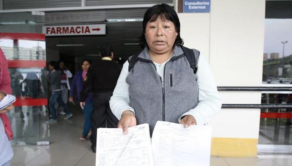 DOLOR DE MADRE. Isabel Apaza solo quiere llevar los restos de su hijo a Arequipa. (David Vexelman)