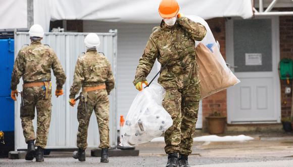 Un oficial del Ejército participa en la limpieza de la casa del exespía ruso Serguéi Skripal en Salisbury (Reino Unido). (Foto: EFE)